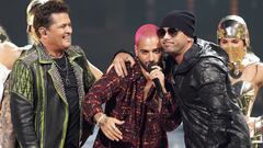 Carlos Vives, de izquierda a derecha y Maluma entregan el premio a la excelencia a Wisin en el Premio Lo Nuestro en el American Airlines Arena el jueves 18 de febrero de 2021 en Miami.