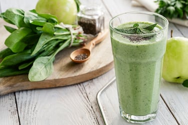 Tritura un puñado de espinacas, una manzana, medio pepino, un poco de jengibre y agua al gusto. Tómalo recién hecho, ideal para media mañana o como desayuno ligero.