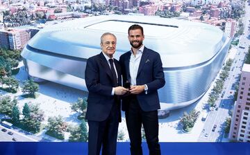 Florentino Pérez le entrega la insignia de oro y brillantes a Nacho. 