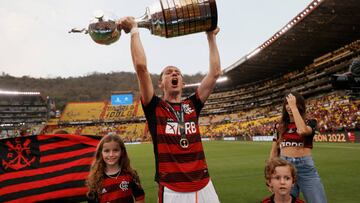 GUAYAQUIL, ECUADOR - OCTOBER 29: Filipe Lu¨ªs of Flamengo celebrates with the trophy after winning the final of Copa CONMEBOL Libertadores 2022 between Flamengo and Athletico Paranaense at Estadio Monumental Isidro Romero Carbo on October 29, 2022 in Guayaquil, Ecuador. (Photo by Buda Mendes/Getty Images)