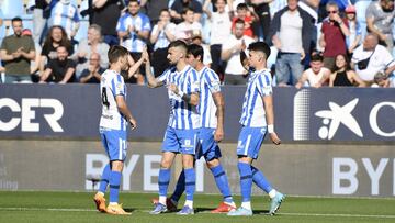 Los jugadores del M&aacute;laga, celebrando el 1-0 al Valladolid.