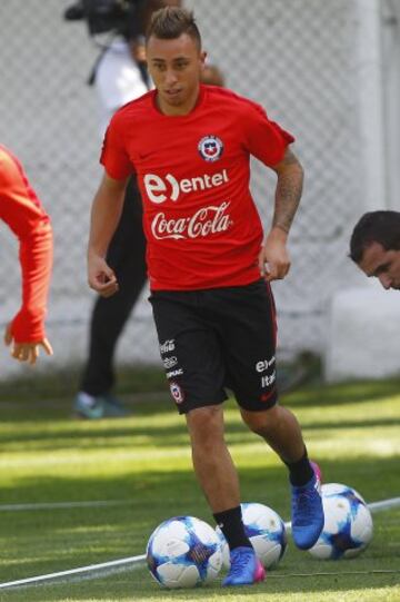 Futbol, entrenamiento seleccion chilena.
Los jugadores de la seleccion chilena, atienden  el entrenamiento matutino en el complejo deportivo Juan Pinto Duran de Santiago, Chile.
20/03/2017