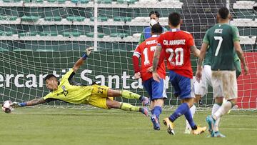 Jos&eacute; Ovalle, ex preparador de arqueros de La Roja, destac&oacute; en charla con AS la actitud del portero albo en la Selecci&oacute;n y sus cualidades similares al capit&aacute;n de Chile.