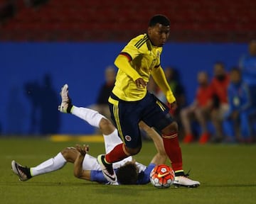 Roger hizo los dos goles con los que Colombia clasificó a los Olímpicos.