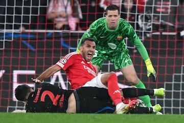 Vangelis Pavlidis se escapa para encarar a Wojciech Szczesny y Pau Cubars, derriba al delantero del Benfica siendo el ltimo defensor en el borde del rea.