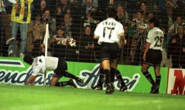 Liga 96/97. Leandro celebra un gol haciendo el "perrito".