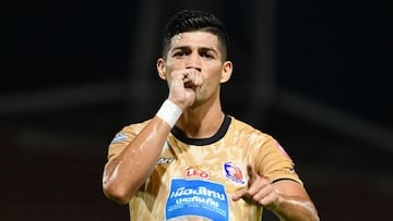 El delantero salvadoreño se estrenó como goleador en la temporada del fútbol tailandés durante el empate ante nada más y nada menos que ante su exequipo.