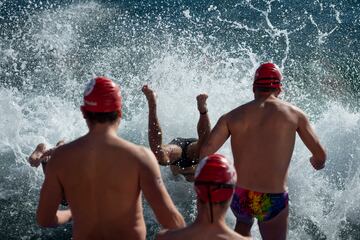 Varios nadadores disfrazados con motivos Navideños participan de la 113ª Edición de la Copa Nadal, una de las pruebas de natación mas antiguas de Europa ya que se celebra desde 1907.