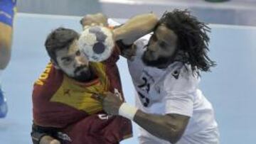 Maqueda lucha por el balón.