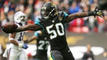 Telvin Smith celebra el tercer touchdown de su equipo en la victoria de los Jaguars sobre los Bills en Wembley.