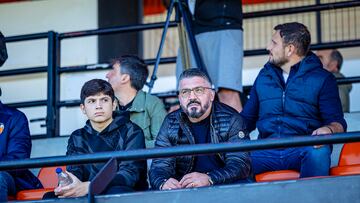 Gattuso junto a su hijo en las gradas del Puchades