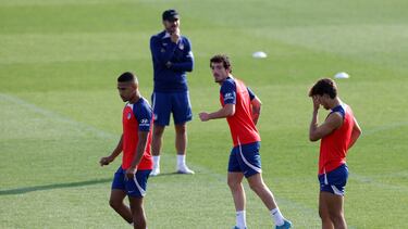 El t¨¦cnico del Atl¨¦tico de Madrid, Diego Simeone y el centrocampista portugu¨¦s Joao F¨¦lix, entre otros, durante el entrenamiento realizado en la Ciudad Deportiva de Majadahonda, donde el equipo prepara el partido de la tercera jornada de Liga que disputa ma?ana ante el Rayo Vallecano. Metamorfosis de Nahuel.