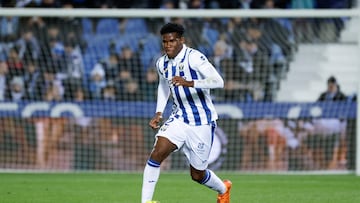 Marvel conduce un balón.