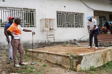 Un golfista se se dispone a golper la bola en el campo de golf de Freetown, en Sierra Leona. El Freetown Golf Club fue construido por los brit芍nicos en 1904. A?os m芍s tarde se traslad車 de su antiguo emplazamiento a su ubicaci車n actual, en el suburbio costero de Lumley Beach. Se trata de un campo de 18 hoyos y par 71.