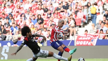 Aridane trata de quitarle el balón a  Griezmann.