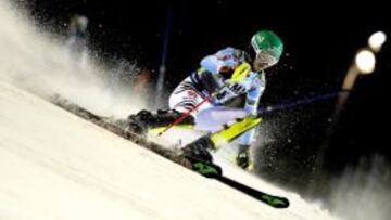 El alem&aacute;n Felix Neureuther en acci&oacute;n durante la Copa del Mundo eslalom de esqu&iacute; alpino de Madonna di Campiglio (Italia), en una competici&oacute;n nocturna. 