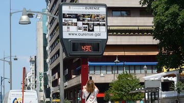 Una mujer hace una fotografía a un termómetro en la calle que marca 49 grados, a 12 de julio de 2022, en Orense, Galicia (España). Rosa Veiga / Europa Press