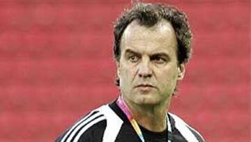 <b>DURO. </b>Marcelo Bielsa se mostró dolido por la actuación del Valencia y exige a su selección intensidad tras el triunfo de Atenas.