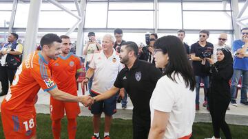 Javi Fuego saluda a un t&eacute;cnico de Malasia, en presencia de Lay Hoon y Alc&aacute;cer