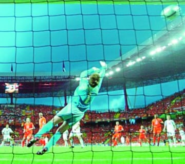 Netherlands goalkeeper Edwin van der Sar lets in a goal from the Czech Republic's Milan Baros (not seen) in their Euro 2004 Group D soccer match at the Municipal Stadium in Averio, June 19, 2004.  REUTERS/Mike Finn-Kelcey
PUBLICADA 20/06/04 NA MA20 3COL