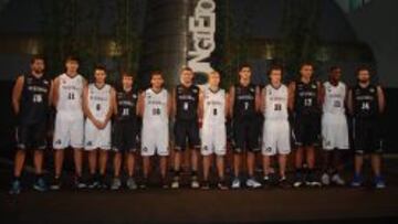 NUEVA 'PIEL'. La plantilla bilbaína, con sus actuales equipaciones.