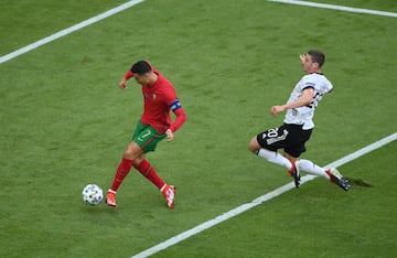 Cristiano despeja un c¨®rner en su ¨¢rea y acaba empujando un bal¨®n en la contraria. Todo, en la misma jugada. Se subieron a las cuadrigas los portugueses, Jota control¨® un env¨ªo alto, sirvi¨® un pase de la muerte y Cristiano, a porter¨ªa vac¨ªa, lo empuj¨® con la zurda. ?Se adelanta Portugal!