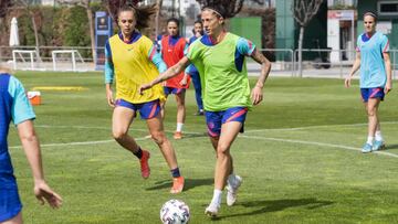 Jenni Hermoso conduce un bal&oacute;n perseguida por Martens durante un entrenamiento del Bar&ccedil;a femenino.