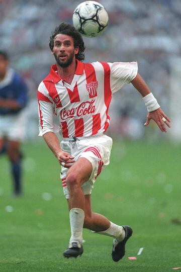 Icono de los rayos del Necaxa en los noventas.El chileno jug&oacute; 5 a&ntilde;os con los hidroc&aacute;lidos donde anot&oacute; 122 goles y un t&iacute;tulo de liga.