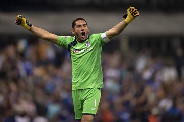 'Chuy' Corona ha sido fuertemente criticado por su propia afición durante el último semestre. Pero los números no mienten: Corona ha realizado 22 atajadas en el CL20. Ante Chivas y Tigres fue el mejor jugador de Cruz Azul.