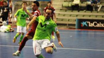 Ricardinho pelea un balón con Juampi.