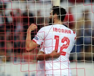El delantero colombiano del Sevilla Carlos Bacca, celebra con su compañero, Vicente Iborra, el gol marcado ante el Elche, el segundo del equipo.