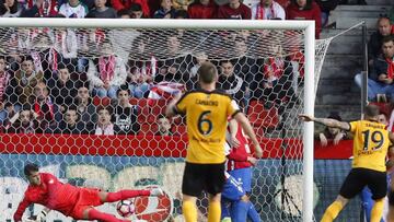 GRA571. GIJÓN (ASTURIAS), 05/04/2017.- El delantero del Málaga Sandro Ramírez (d) marca gol ante el portero del Sporting, Iván Cuéllar Sacristán (i), el primero del equipo, durante el partido de la trigésima jornada de Liga en Primera División que se juega esta tarde en El Molinón, en Gijón. EFE/José Luis Cereijido