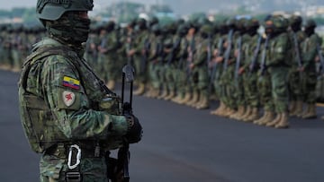 Los soldados ecuatorianos llegan a la Base Aérea Simón Bolívar para ser desplegados estratégicamente en las provincias de Guayas, Manabí y Los Ríos, mientras el gobierno intensifica las operaciones militares en su lucha contra los grupos criminales violentos, en Guayaquil, Ecuador, el 16 de enero de 2026.