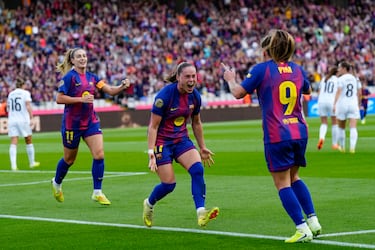 La delantera del Barcelona  Ewa Pajor celebra su gol contra el Real Madrid. Gran jugada de Claudia Pina que remató la delantera polaca al fondo de la red.