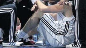 <b>DOLORIDO. </b>Raúl López pisó a un rival y se torció el tobillo izquierdo.