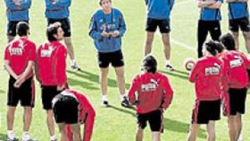 <b>PREPARADOS. </b>Los jugadores del Villarreal escuchan las instrucciones de Manuel Pellegrini antes de iniciar el entrenamiento de ayer.