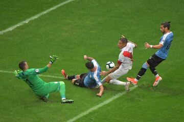 Paolo Guerrero entre Martn Cáceres, José María Giménez y Fernando Muslera.