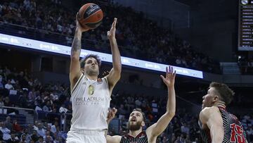 Nicol&aacute;s Laprovittola, base del Madrid, lanza ante el Mil&aacute;n en la Euroliga.