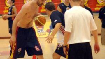<b>PASO A PASO.</b> Jorge Garbajosa trabaja para llegar a tiempo al Eurobasket. Le queda un mes y un día.