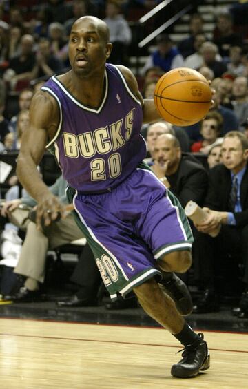 Equipos: Seattle Supersonics (1990-2003), Milwaukee Bucks (2002-2003), Los Ángeles Lakers (2002-2003), Boston Celtics (2004-2005) y Miami Heat (2005-2007). Promedios en su carrera: 16,3 puntos, 3,9 rebotes y 6,7 asistencias. Otro Hall of Fame. Jugó en las dos franquicias más laureadas de la historia, como otros 33 jugadores a lo largo de la historia, pero, a pesar de su magnitud como jugador, no consiguió alcanzar el hito de Clyde Lovellette y Rajon Rondo: conseguir el anillo con ambas. Ni mucho menos. De púrpura y oro, implosionó junto a Karl Malone en el big four, siendo parte de su inevitable lucha de egos; de verde, no pudo pasar de primera ronda. Tampoco pudo alcanzar la gloria en Seattle, donde curtió su leyenda a lo largo de doce temporadas y media: es el jugador con más partidos (999), más asistencias y más robos. Después de todo ello, se marchó a Milwaukee, a cambio de, entre otros, Ray Allen, para terminar jugando solamente 28 partidos. Dos temporadas en Miami, con anillo pero muy alejado de sus registros, pusieron el broche final a una carrera meteórica que cuesta imaginarse sin una camiseta verde… la de los SuperSonics, ahora Oklahoma City Thunder. 