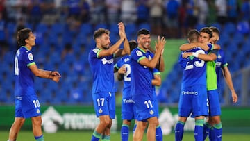 Los jugadores del Getafe festejan con su público el primer triunfo de la temporada