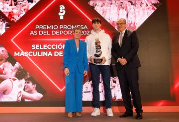 Premio a la selección española de baloncesto por el oro en el Mundial sub-19. En la imagen, Elsa Aguilar; presidenta de la FEB y Lucas Langarita; del equipo Casademont Zaragoza, junto Fernando Carrillo, vicepresidente de PRISA.