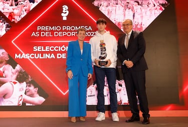 Premio a la selección española de baloncesto por el oro en el Mundial sub-19. En la imagen, Elsa Aguilar; presidenta de la FEB y Lucas Langarita; del equipo Casademont Zaragoza, junto Fernando Carrillo, vicepresidente de PRISA.