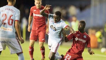 Amath derriba a Pione Sisto durante el partido entre el Celta y el Getafe de la primera vuelta. 