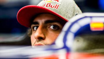 Carlos Sainz subido en el Toro Rosso durante el GP de Abu Dhabi.