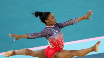 Paris (France), 05/08/2024.- Simone Biles of USA competes the Women Floor Exercise final of the Artistic Gymnastics competitions in the Paris 2024 Olympic Games, at the Bercy Arena in Paris, France, 05 August 2024. (Francia) EFE/EPA/TERESA SUAREZ