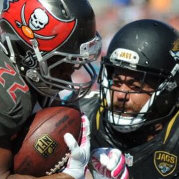 Doug Martin salta por encima de la defensa de los Jaguars para anotar un touchdown.