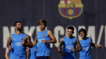 Munir El Haddadi (2d) entrenando este lunes con el FC Barcelona.