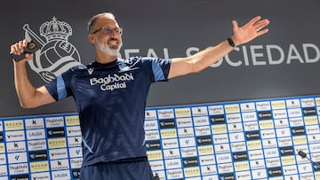 El entrenador de la Real Sociedad, Pellegrino Matarazzo, ha comparecido ante los medios este martes en Zubieta, en la previa del partido contra el Getafe. Su primera comparecencia pública después de que el equipo txuri urdin se proclamara campeón de su cuarta Copa del Rey. EFE/Javier Etxezarreta