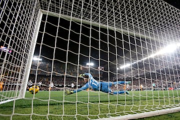 El jugador ingls lanza desde los 11 metros a la izquierda de Dimitrievski y manda el baln al palo. El portero del Valencia tena los dos pies adelantados de la lnea, pero al no intervenir en la pena mxima, no se repite.